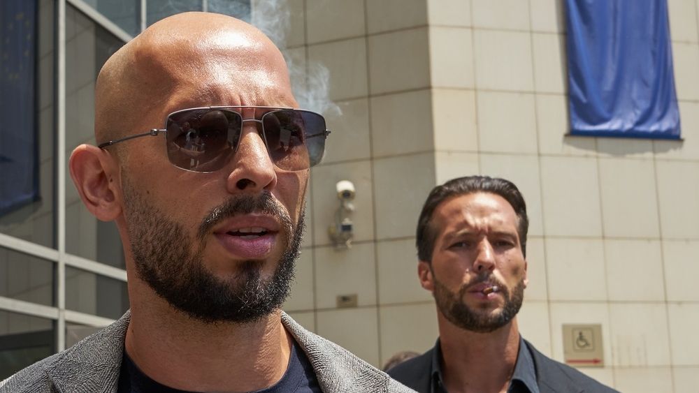 Frații Tate au fost puși în libertate. Extrădarea a fost amânată