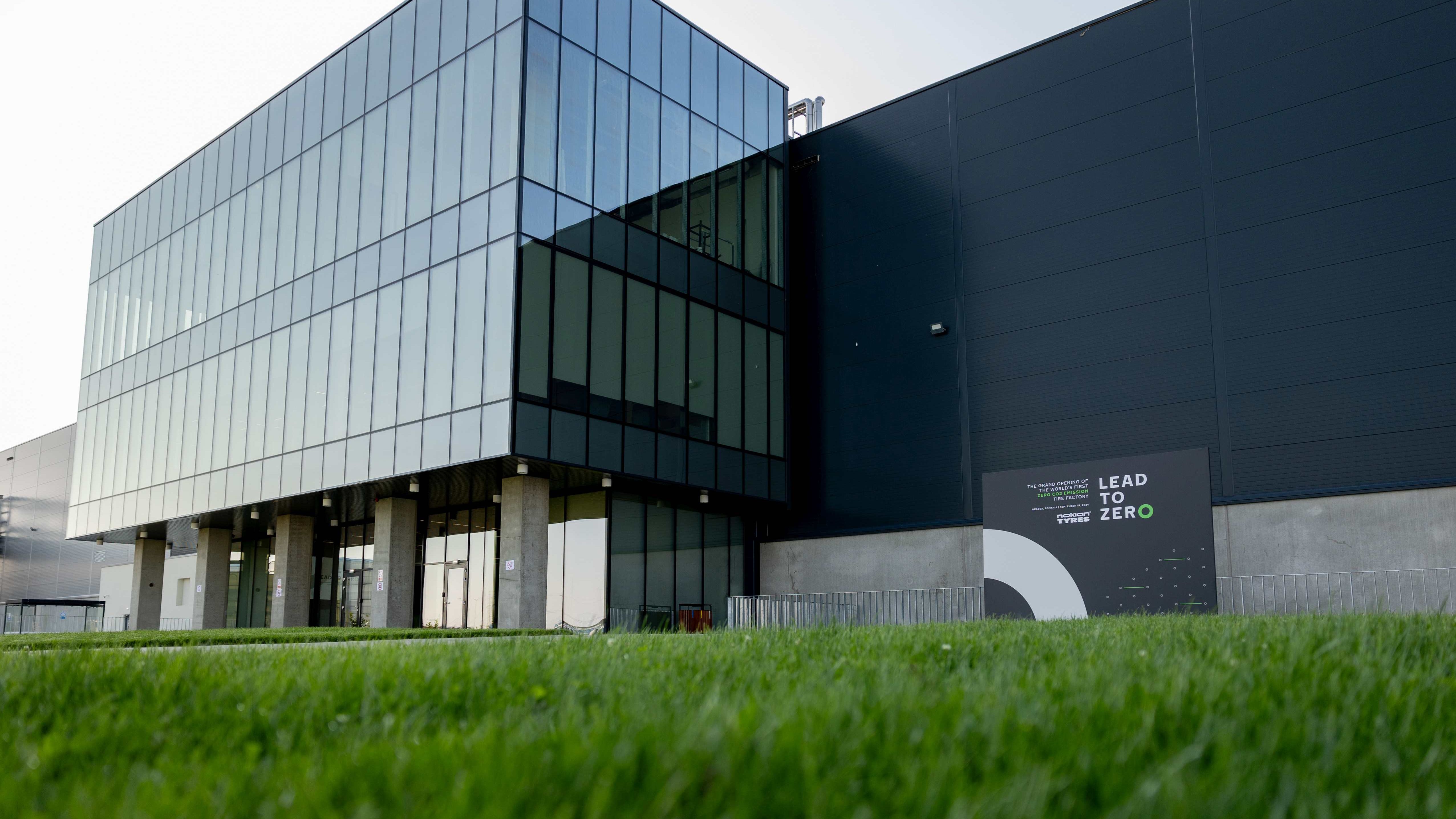 Nokian a tăiat panglica la uzina sa ecologică de cauciucuri de la Oradea. Investiția de 650 milioane euro este unică în lume