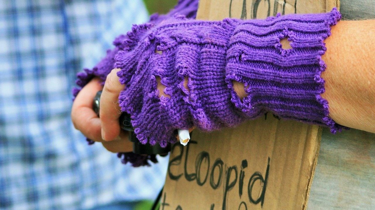 CEDO obligă Elveția să plătească daune morale unei românce care a cerșit pe un drum public