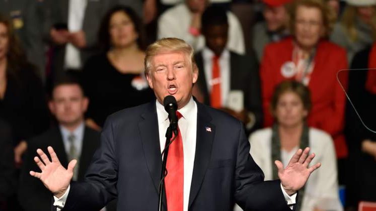 Donald Trump denunta "minciunile" presei, la cateva ore de la intoarcerea in SUA