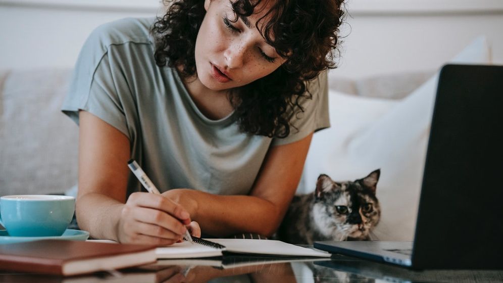 60% dintre românii din generațiile Millennials și Z vor un program de lucru flexibil și să lucreze de la distanță, dar nu mai mult de două zile pe săptămână