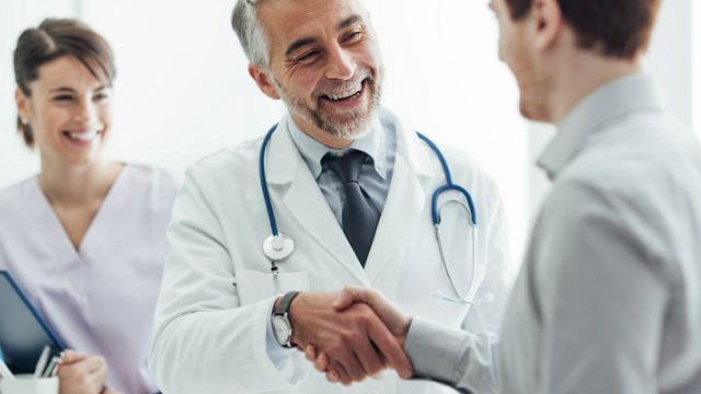 De ce poarta doctorii halate medicale. Iata cum a fost aleasa aceasta uniforma pentru medici