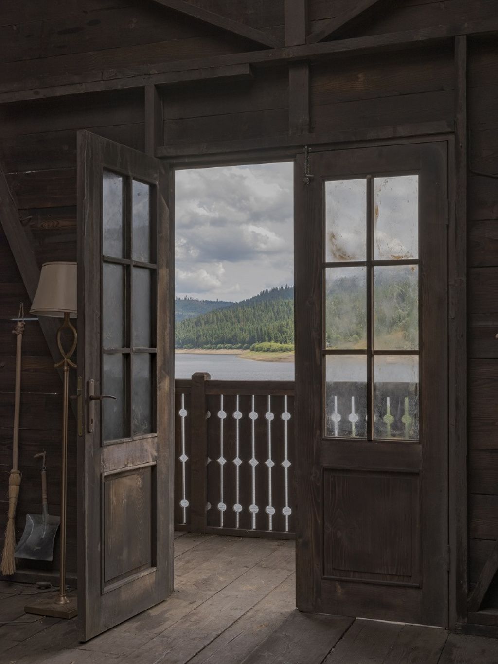 FOTO: Cum arată lacul din România care apare într-un reality show de pe HBO - Imagine 1