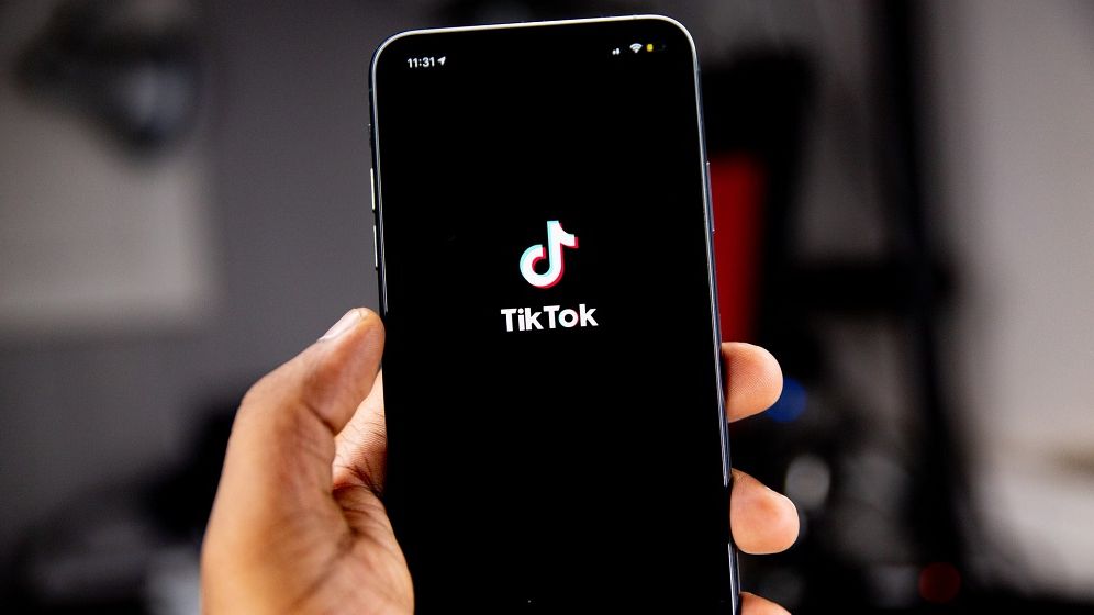 Aplicația TikTok ar putea fi interzisă pe telefoanele de serviciu ale angajaților de la stat. Care sunt principalele riscuri