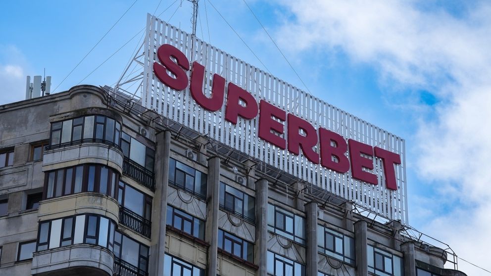 Superbet promite că nu mai face reclamă pe stradă, dar va promova ”jocul responsabil”