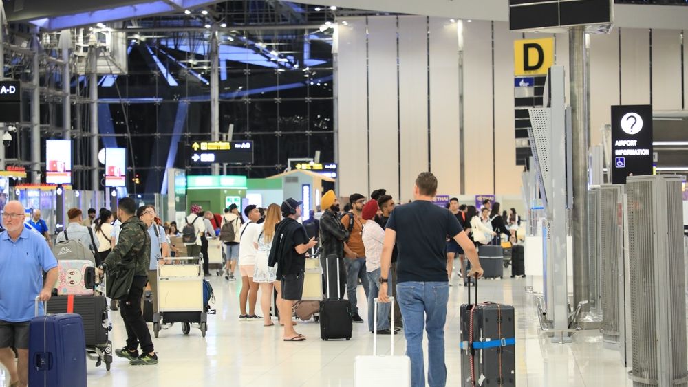 SONDAJ: Câți români plecați în străinătate spun că nu se vor întoarce prea curând în România