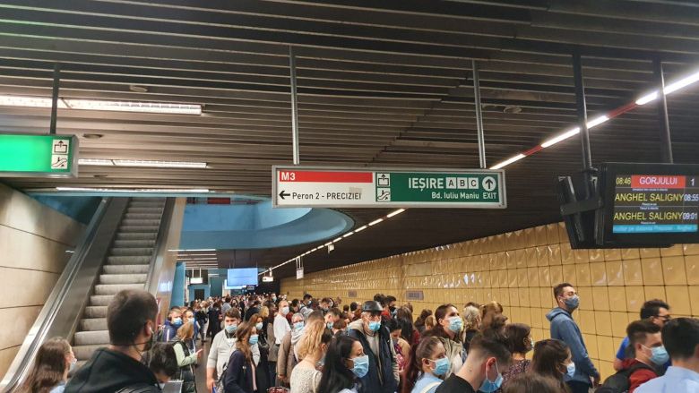 O nouă zi cu aglomerație la metrou