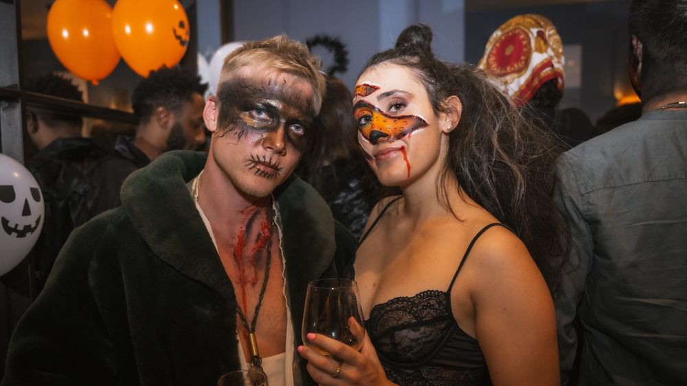 petrecere in club de Halloween