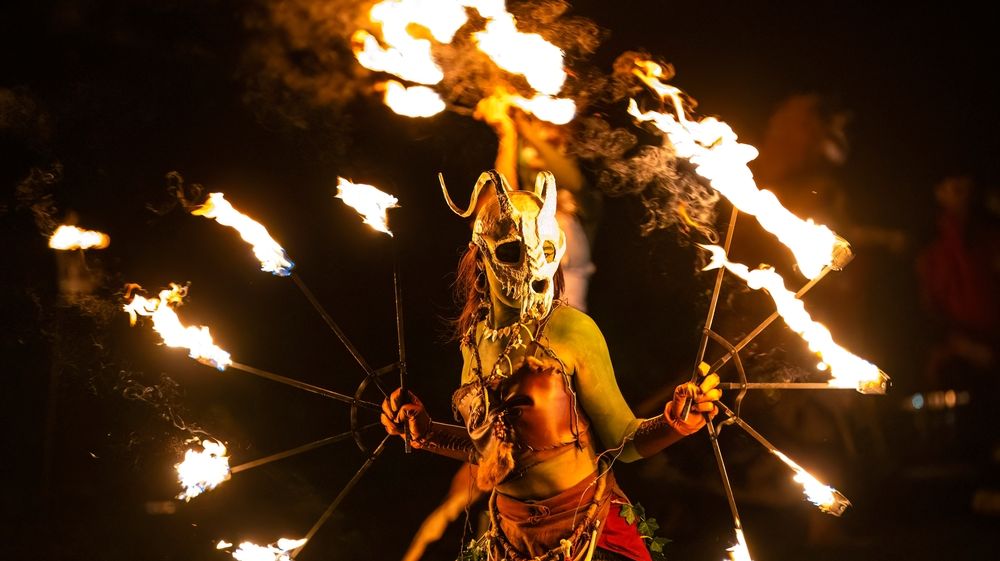 spectacol cu foc de Halloween