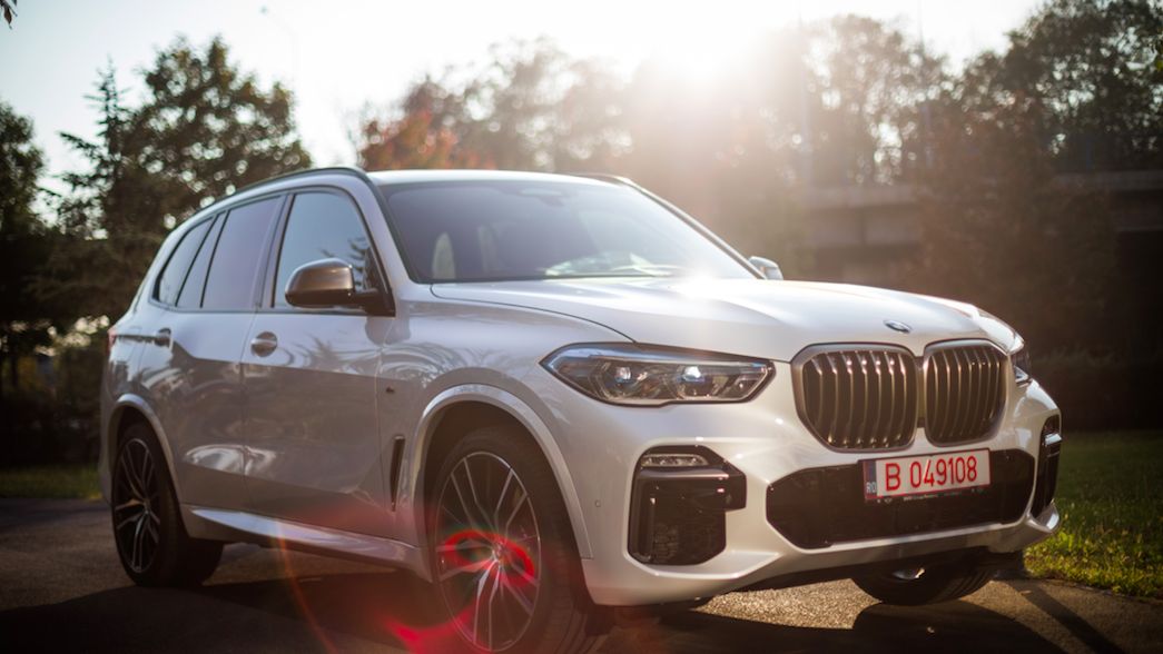 VIDEO: BMW X5 a fost prezentat la Bucuresti. Poate memora drumul pentru a merge singur in marsarier 50 metri