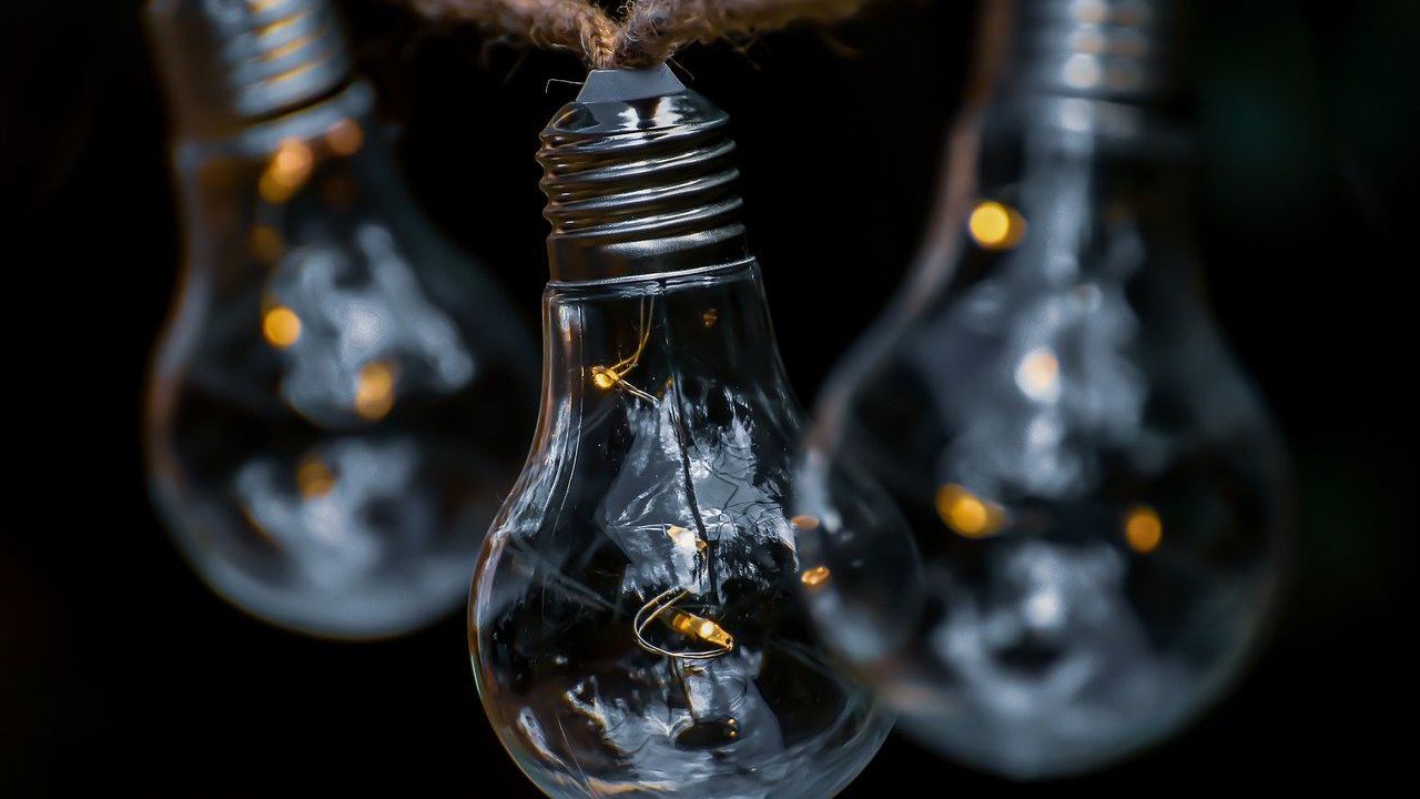 Cresc tarifele de distribuție și transport al energiei electrice. Majorările pot trece de 20%