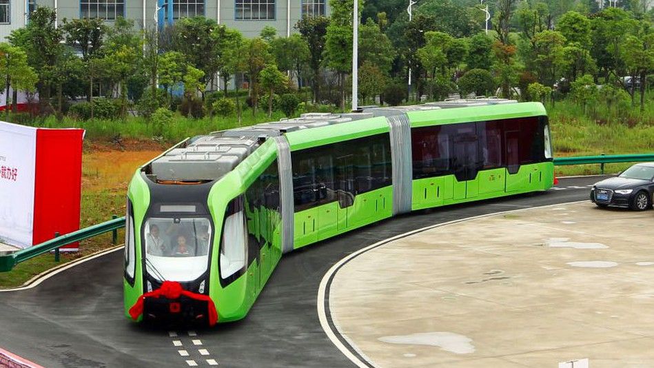 Chinezii au creat trenul care merge pe linii de pe asfalt in loc de sine