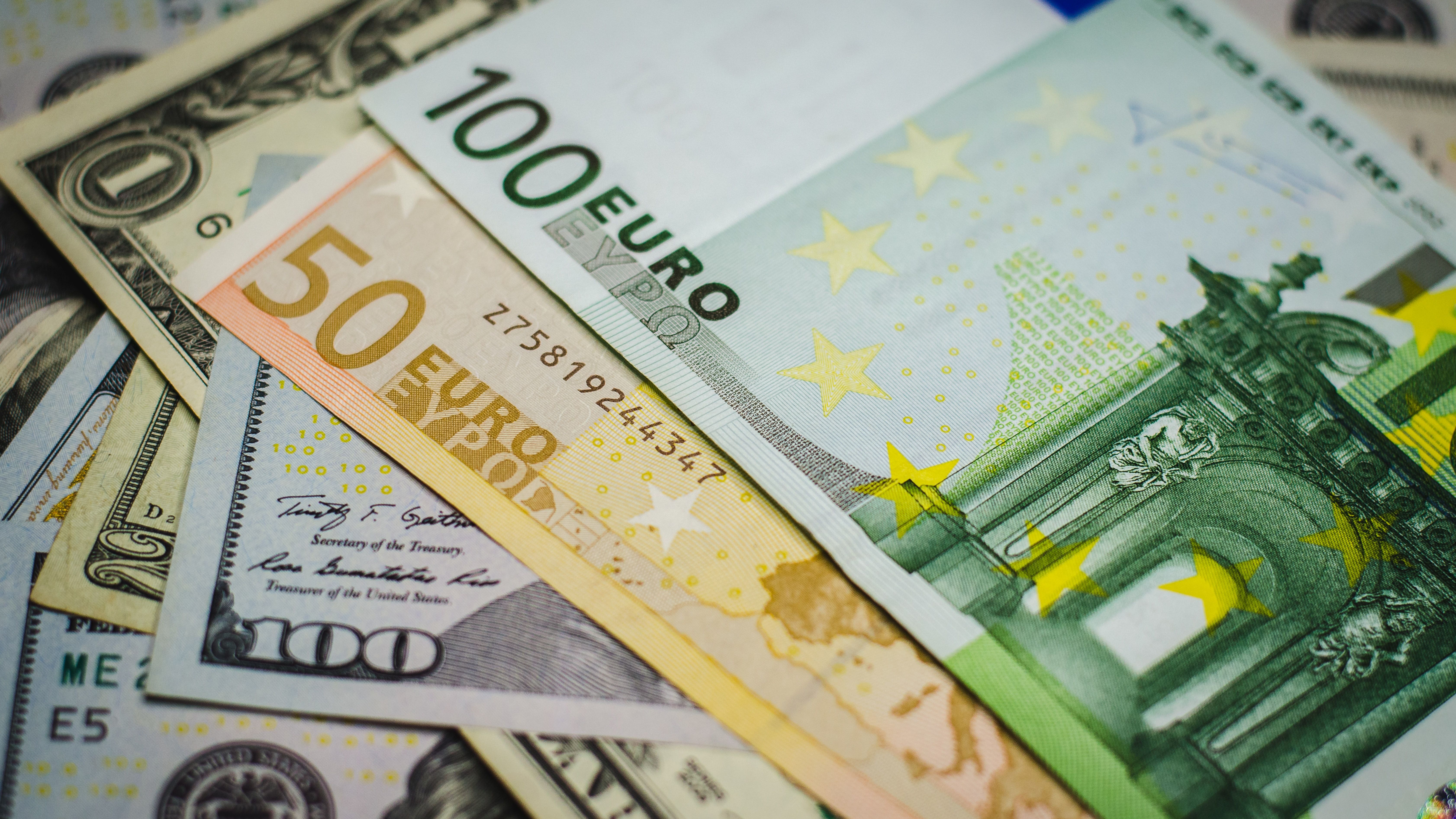 Euro, la cel mai ridicat nivel față de dolar din ultimele 9 luni