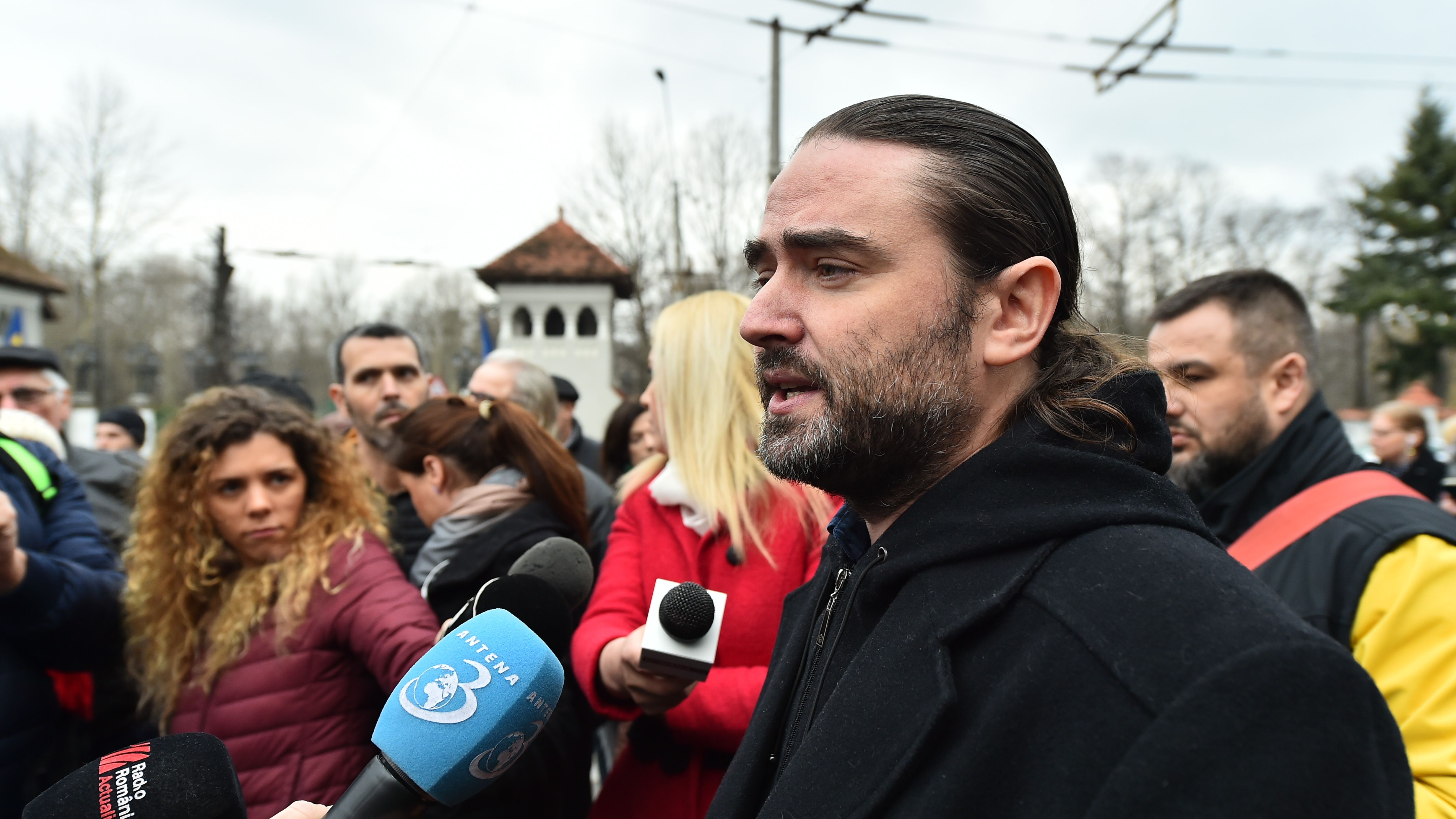 Protest anti-Iohannis la Cotroceni. Printre manifestanti, Liviu Plesoianu, care il acuza pe presedinte de a o acoperi pe Kovesi