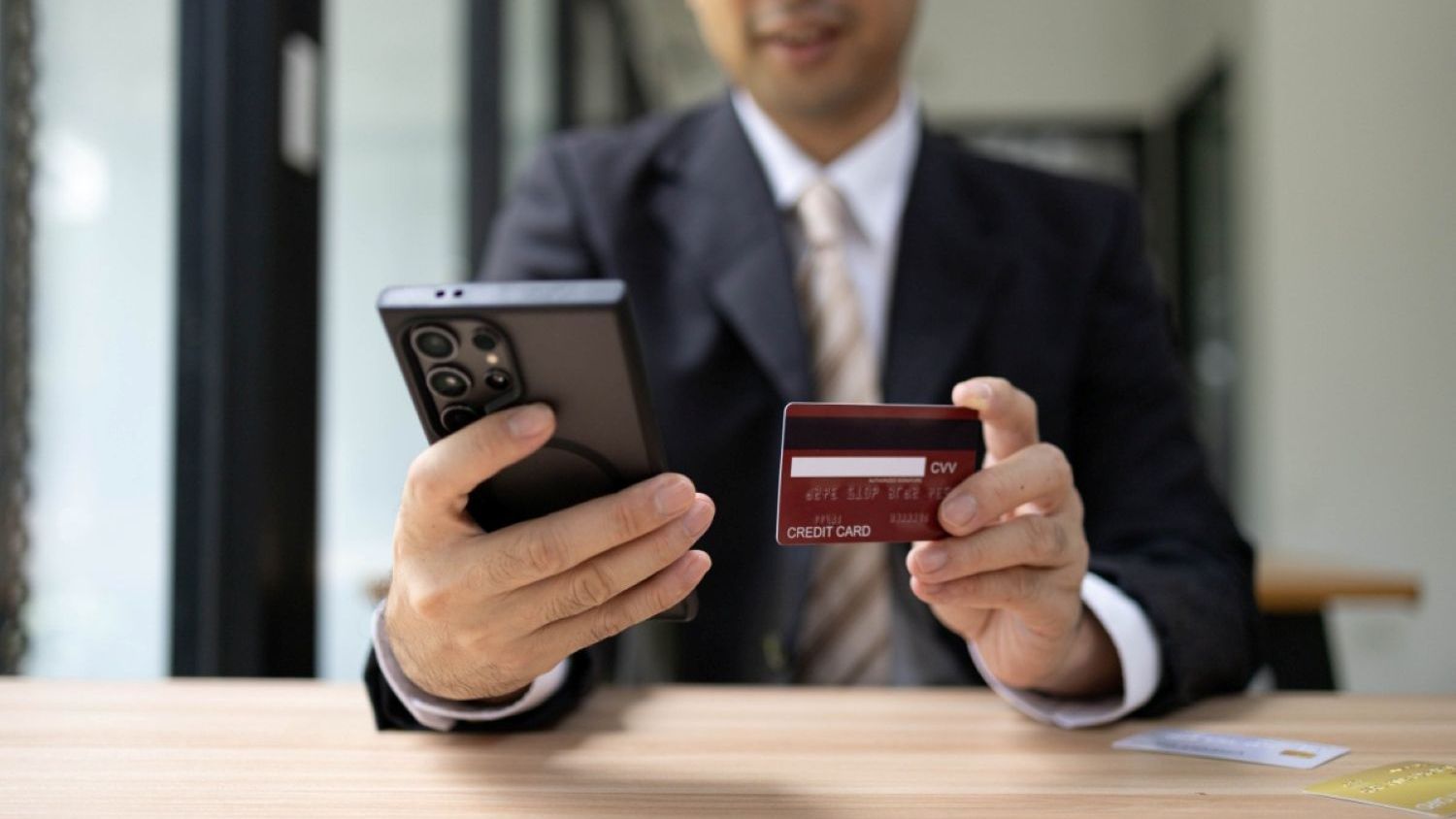 Vrei un card de credit fără implicarea băncilor? AXI Card e alternativa ta