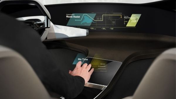 BMW ne dezvaluie un touchscreen virtual pentru interiorul viitoarelor modele