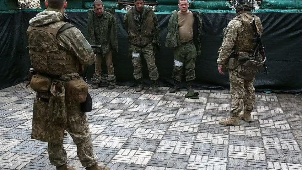 Primii prizonieri de război ruși au început munca în lagărele din Ucraina