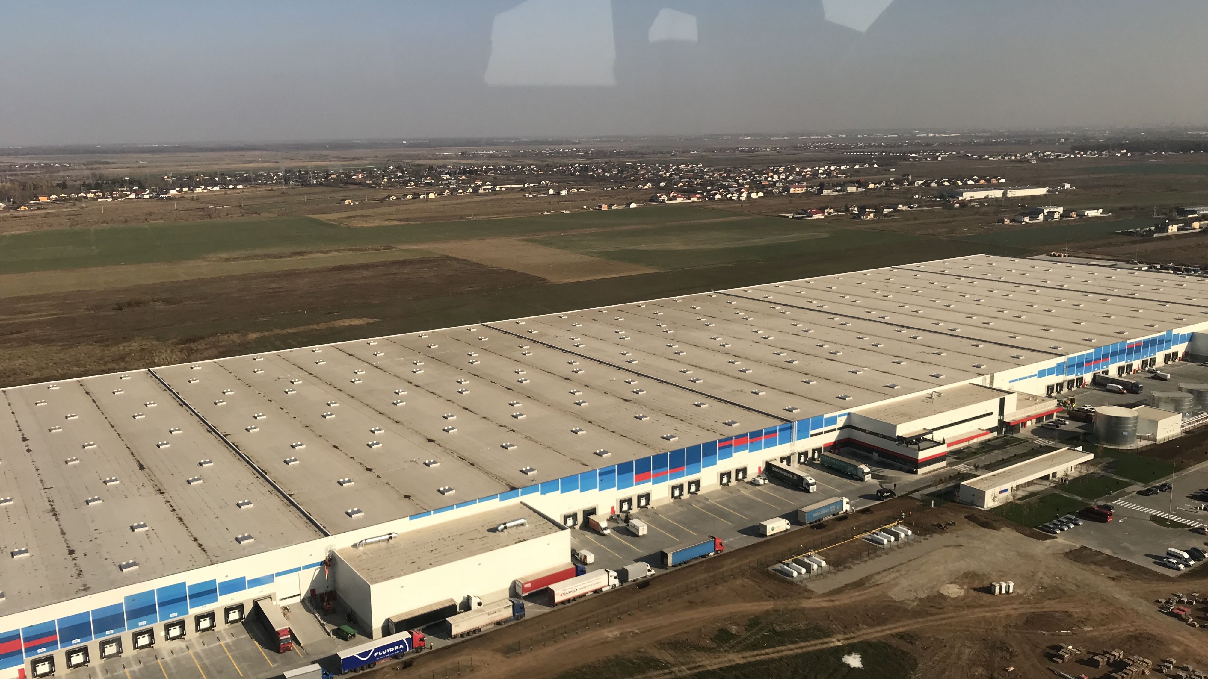 VIDEO: eMAG a deschis cel mai mare centru logistic de acest tip din Sud-Estul Europei. Are 0,6 km lungime si 3 MIL. de produse pregatite pentru Black Friday 2018