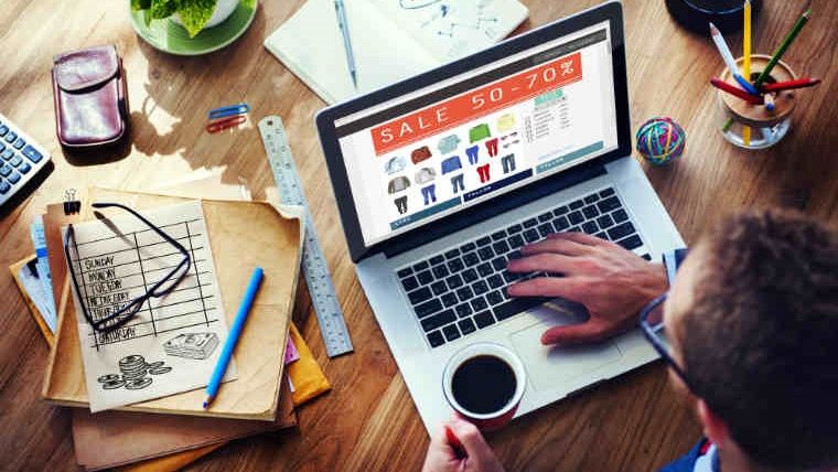 Studiu: Peste jumatate dintre romani cumpara haine online, cu plata ramburs