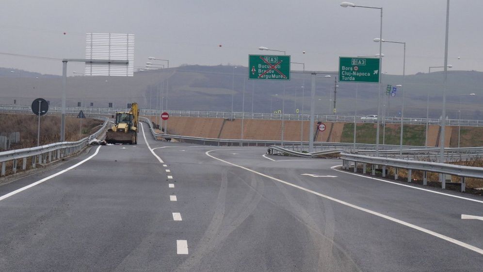 VIDEO Lucrari de urgenta pe Autostrada Soarelui. Doua dale s-au ridicat din cauza caldurii