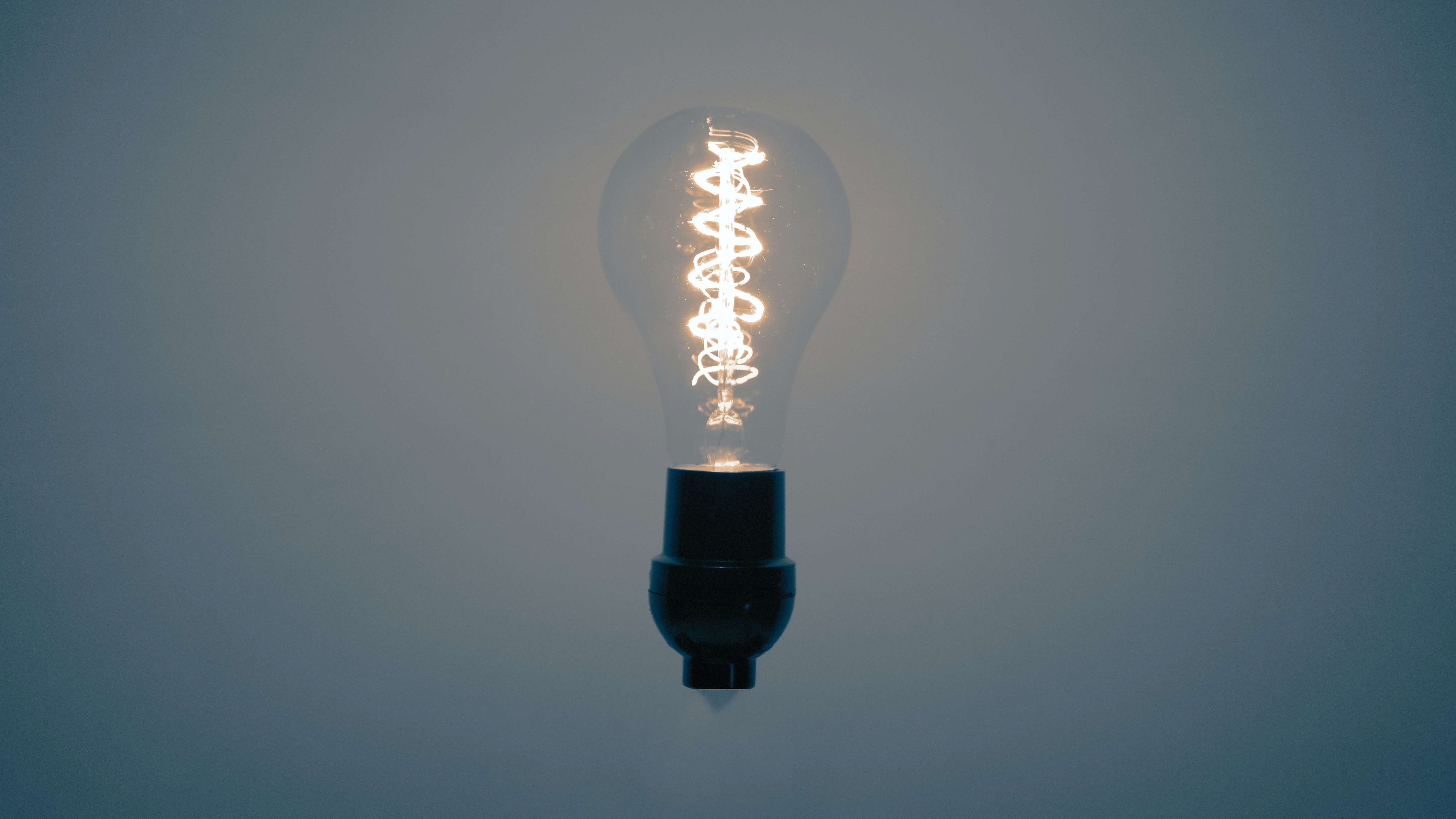 Prețul energiei pe bursă a scăzut cu 36,5% în aprilie față de luna martie