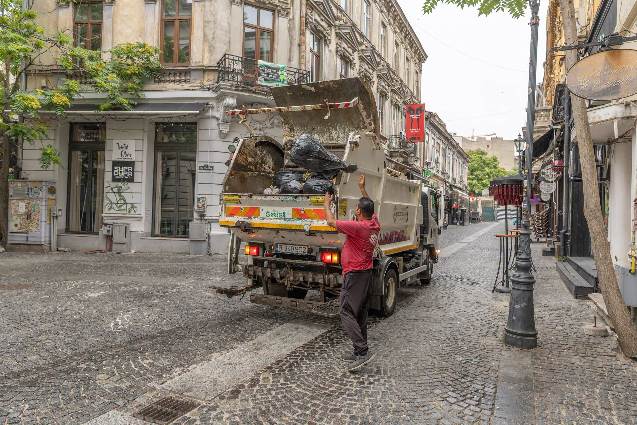 Primăria Capitalei anunță reguli noi pentru deșeuri și curățenia stradală: Plătești pentru cât arunci