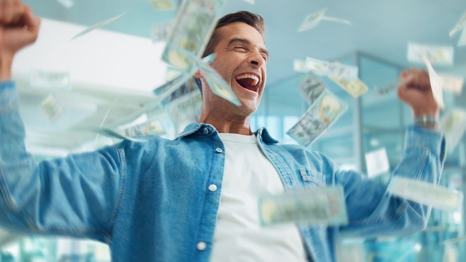 Salariile românilor au crescut cu 14% în 2024. IT-iștii și bancherii o duc cel mai bine