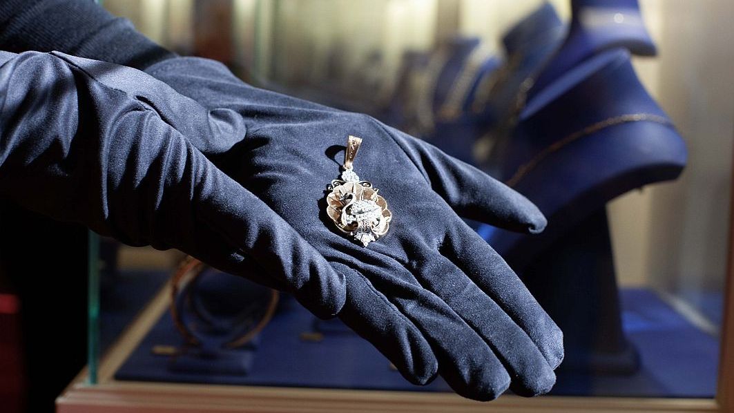 O bijuterie a Reginei Elisabeta, scoasă la o licitație care va avea loc pe 23 februarie