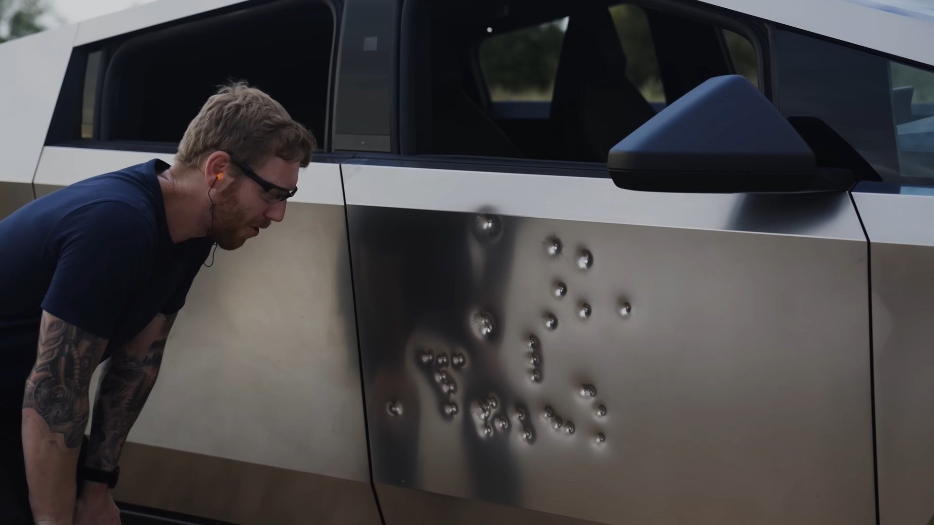 FOTO | VIDEO - Inginerii Tesla, șocați că americanii cheltuie 100.000 dolari pe Cybertruck pentru a-l împușca și maltrata