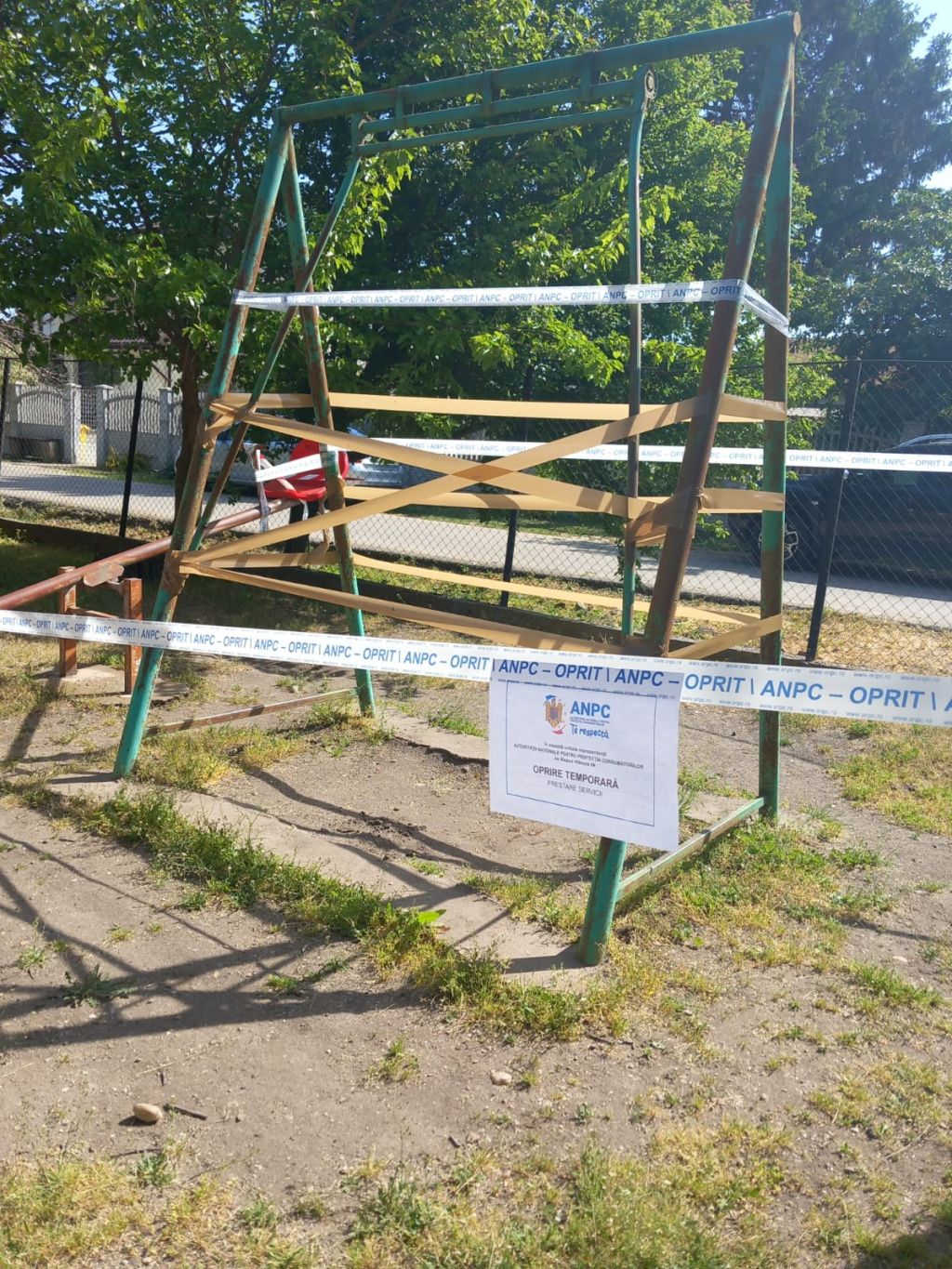 FOTO | Piedone amendează o grădiniță: Acesta închide un loc de joacă - Imagine 2
