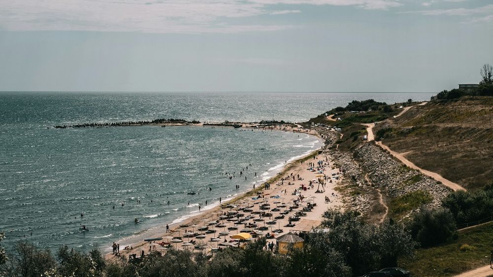 Turiștii de la malul mării au găsit bucăți dintr-o dronă, pe plaja din stațiunea Eforie Sud