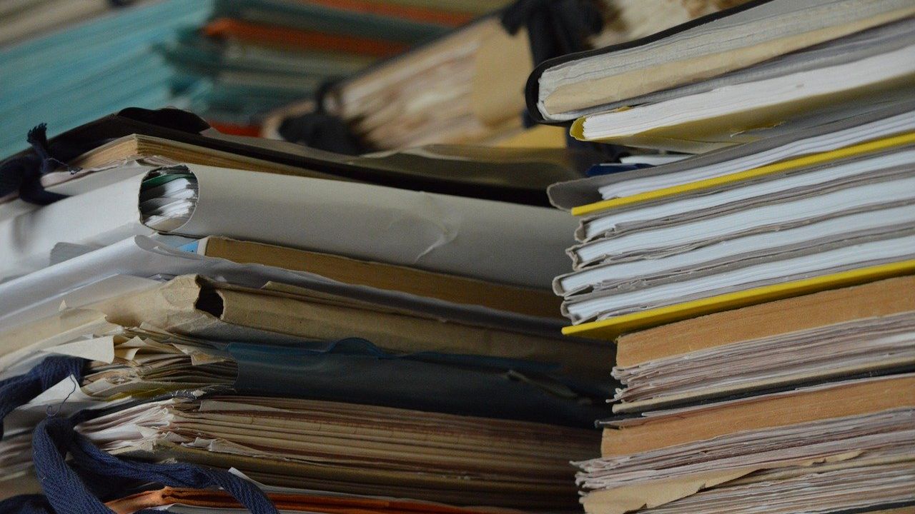 COVID-19 | Cozi de sute de oameni la Direcțiile de Sănătate Publică din București. Oamenii așteaptă adeverința pentru ieșirea din izolare