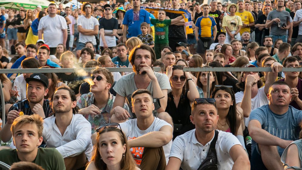 Guvern: De la 1 iulie limita de participare pe stadioane și săli de sport se dublează pentru cei vaccinați
