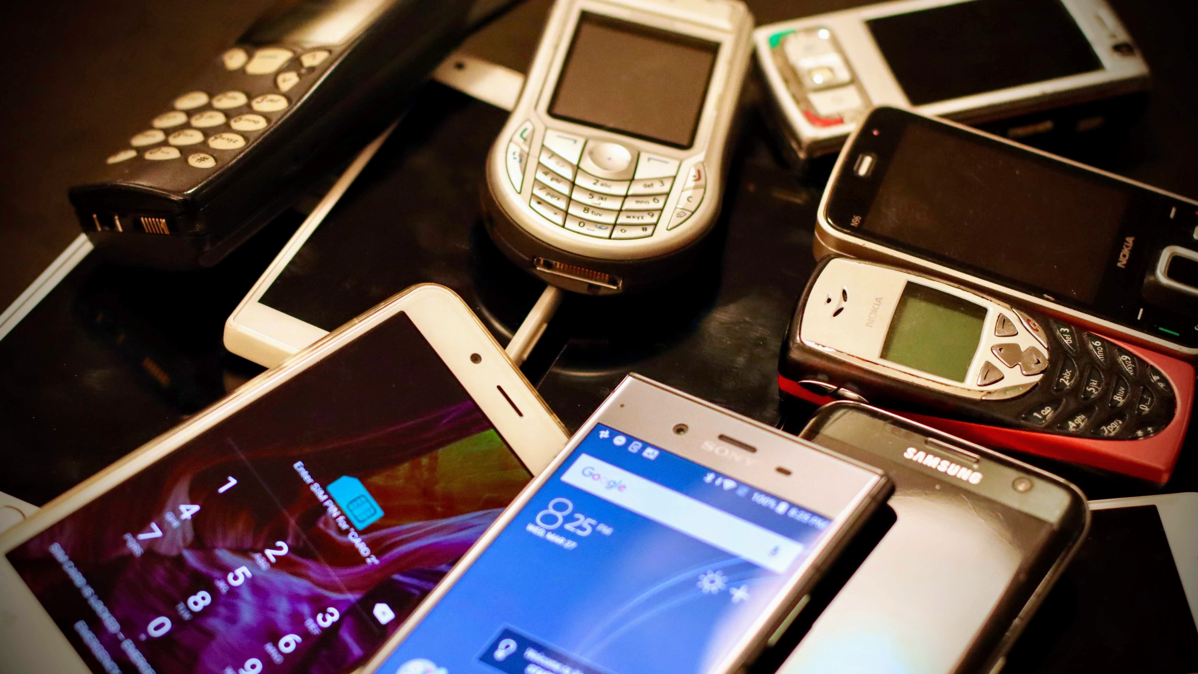 Mai mult de jumătate dintre români țin măcar un mobil în sertar. Peste un sfert au 5 telefoane în casă, nu neapărat funcționale