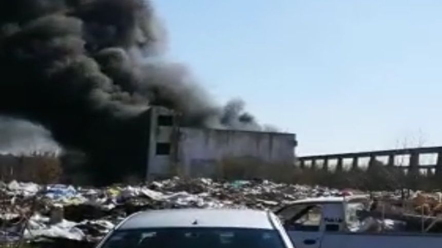 Incendiu la o clădire din București plină cu anvelope și gunoi menajer. A fost chemată Garda de Mediu