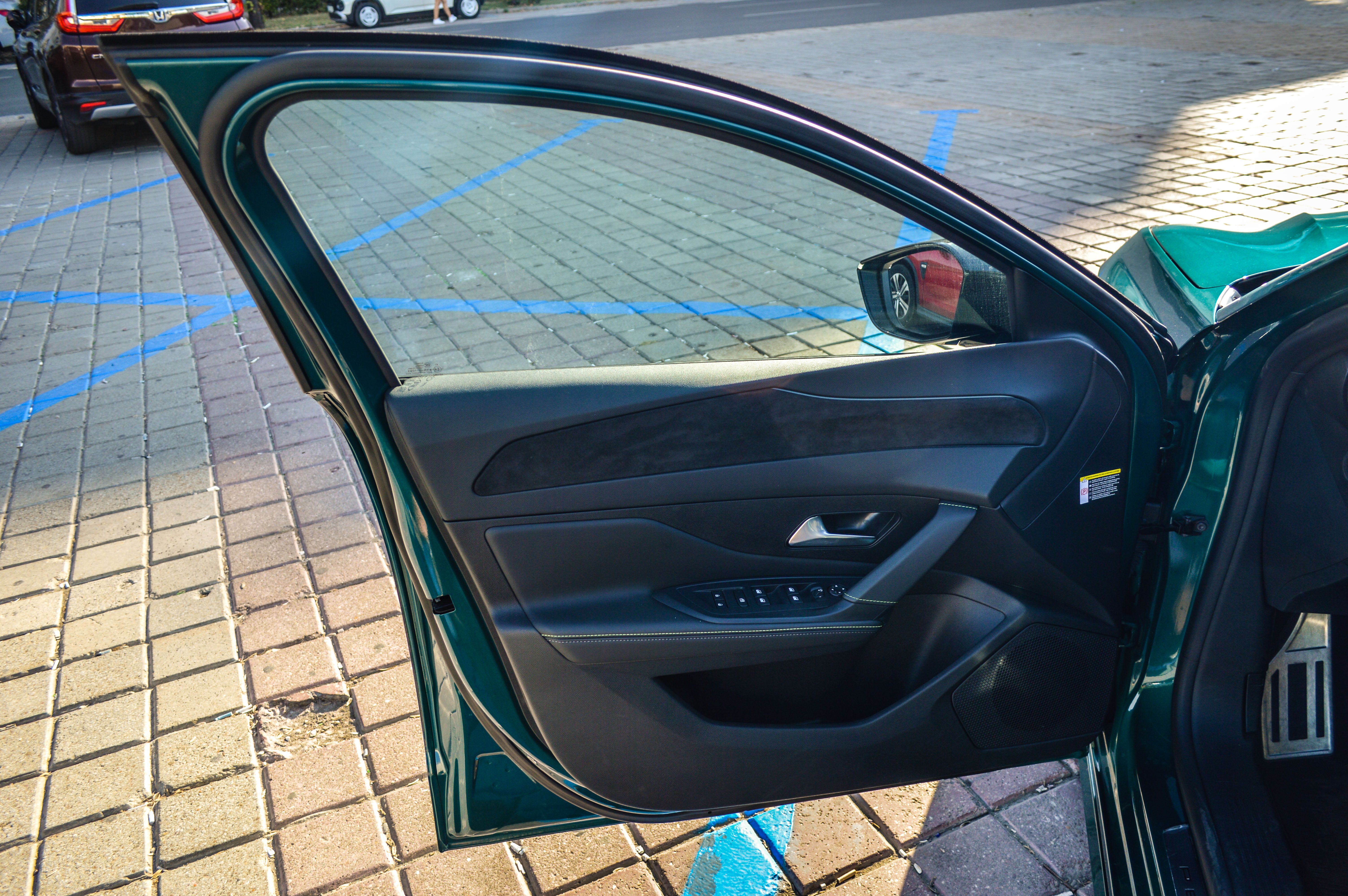 FOTO | Test Drive Peugeot 308 Facelift. Mai merită să-ți iei un hatchback în 2026? - Poza 28