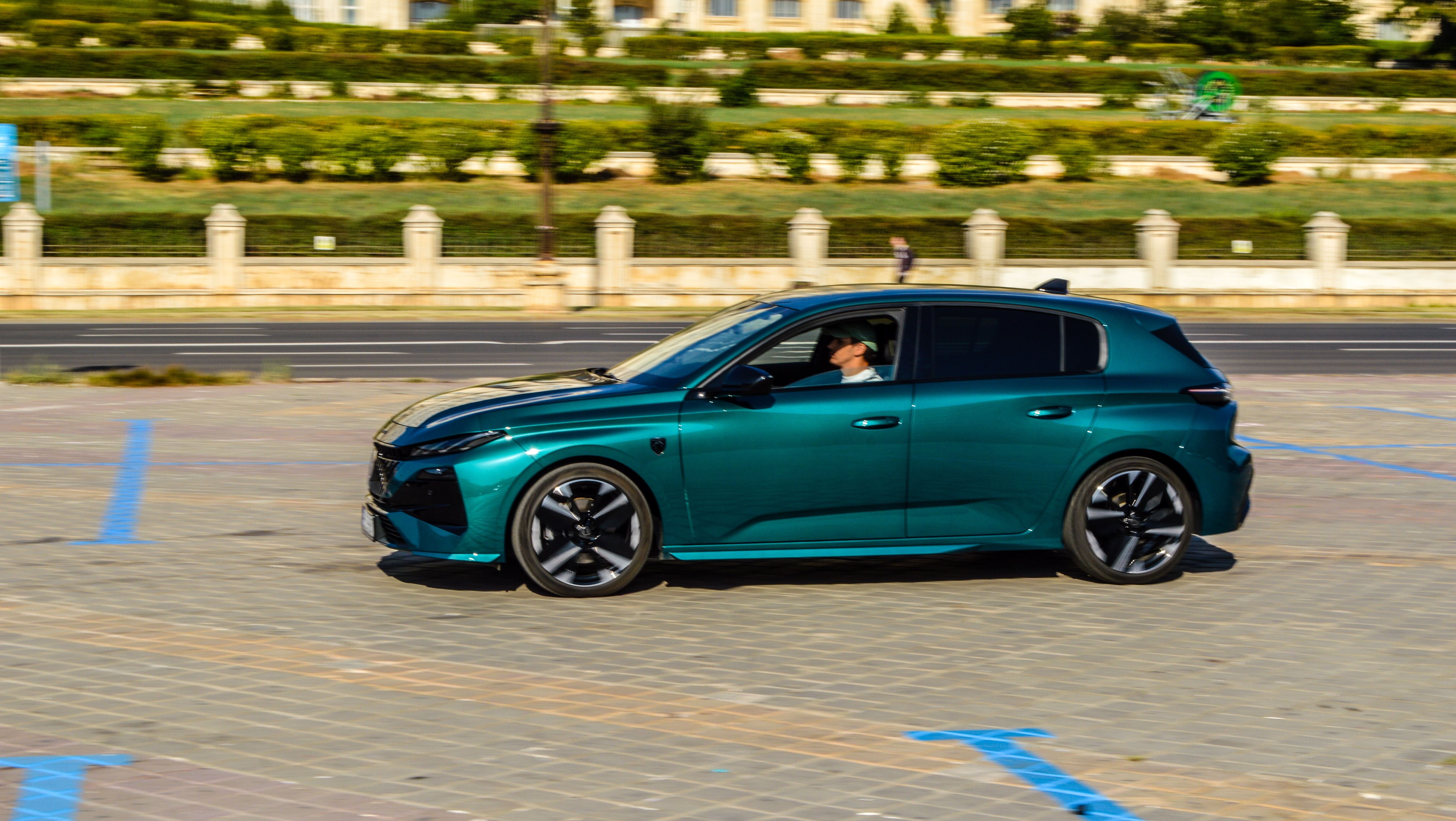 FOTO + VIDEO | Test Drive Peugeot 308 Facelift. Mai merită să-ți iei un hatchback în 2026?
