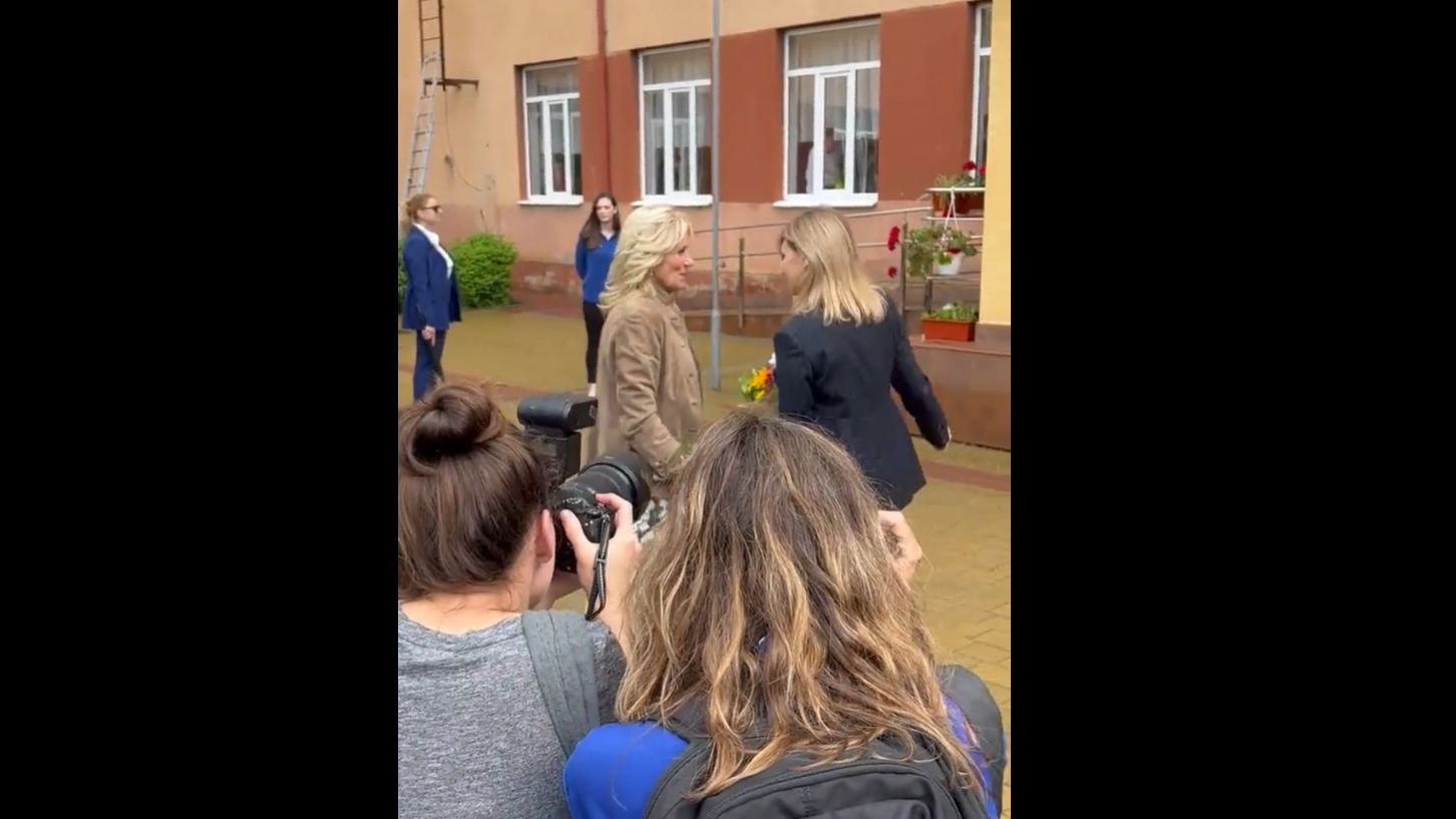 Jill Biden, vizită surpriză în Ucraina: prima doamnă a SUA s-a întâlnit cu soția lui Zelenski