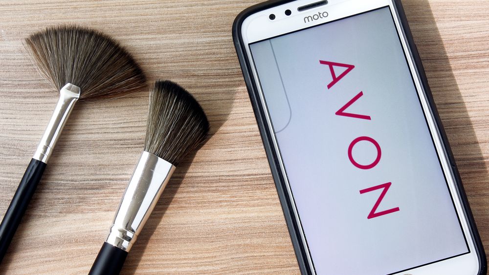 Produsele Avon, disponibile acum în magazinele online Farmacia Tei și Bebe Tei