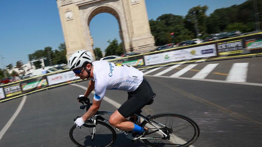 Fluierul de deschidere pentru Cupa Mondială de Rugby, adus pe bicicletă de un manager român, împreună cu un celebru aventurier sud-african
