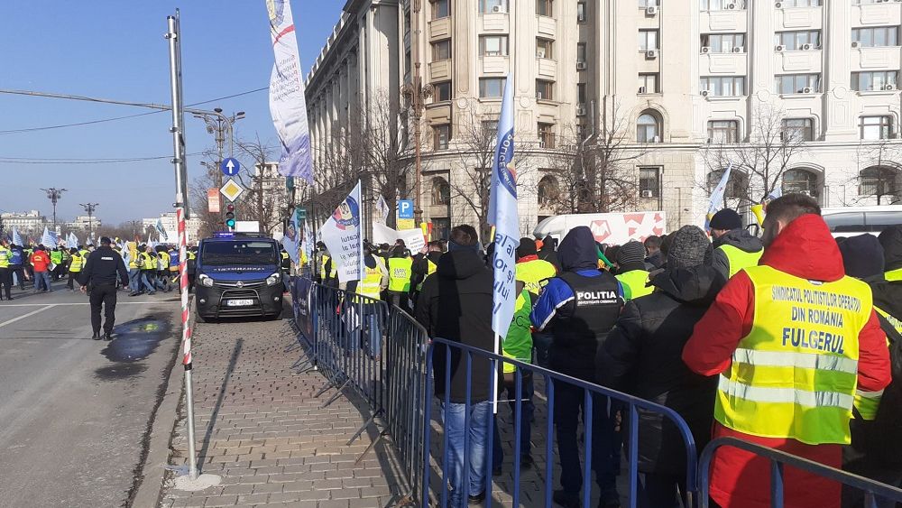 Sindicaliştii din sănătate, asistenţă socială, poliţie, penitenciare şi din Ministerul Muncii protestează la Palatul Parlamentului