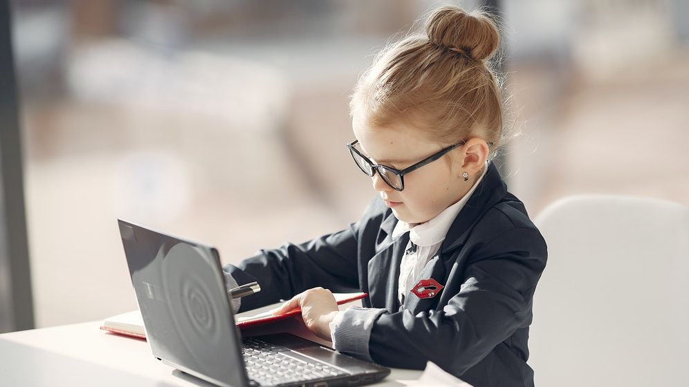 Raport: Doar un sfert dintre elevii de clasele I-XII au un nivel funcțional al competențelor digitale