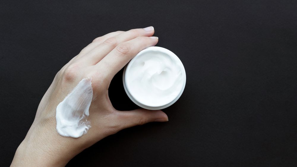 La 28 de ani, un farmacist roman lanseaza o linie proprie de produse dermato-cosmetice