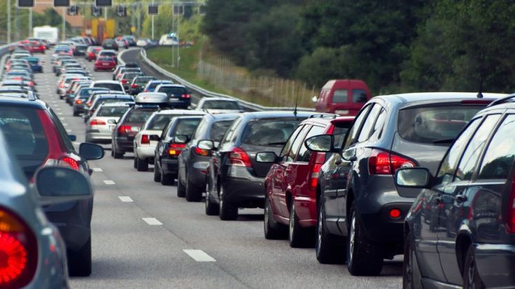 Coloane de masini pe Valea Prahovei; este aglomeratie pe DN1 si la intersectia acestuia cu DN73A, la Predeal