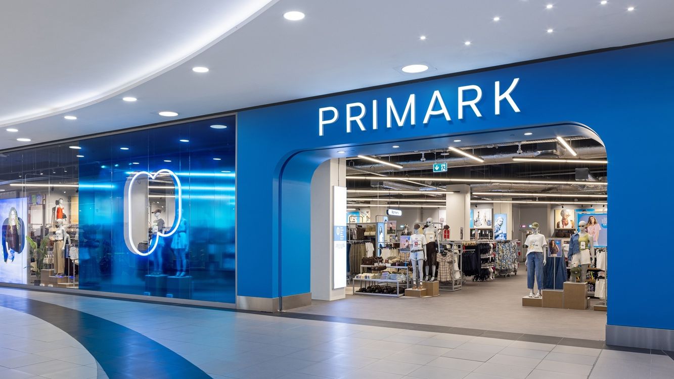 Primark reduce prețurile pentru sute de produse în România. Cât costă hainele din noua campanie