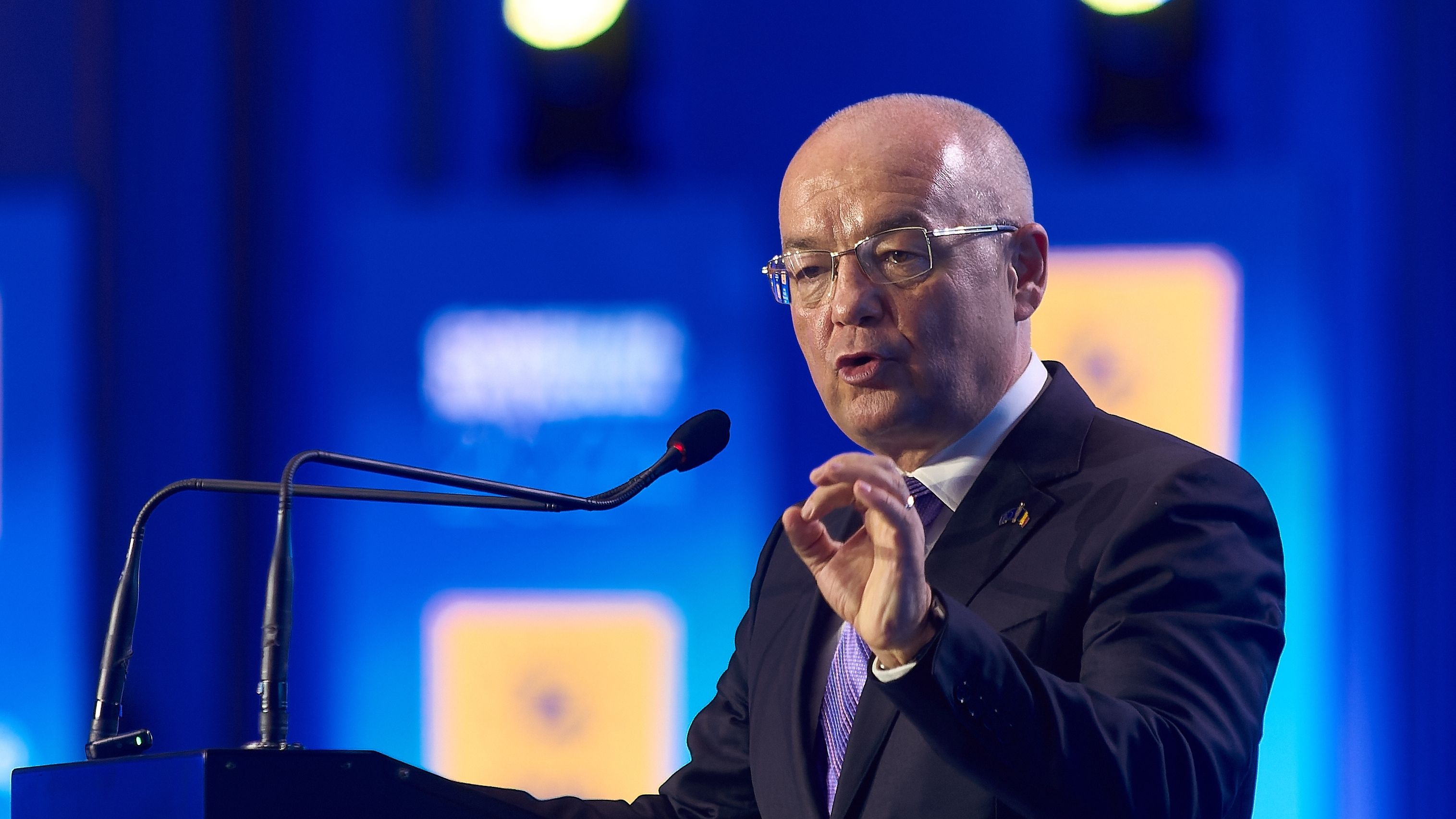 Boc, către clujeni: Aveți grijă cu cine votați. Eu nu mă duc la Putin să-i cer bani pentru centură