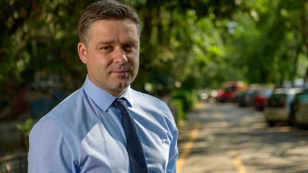 Primarul Sectorului 6 vrea mărirea amenzilor pentru mașinile parcate pe spații verzi