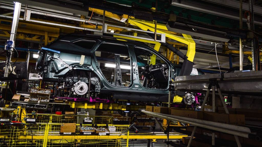 Statistică: Producția de mașini continuă să scadă în România. Câte mașini au asamblat Dacia și Ford