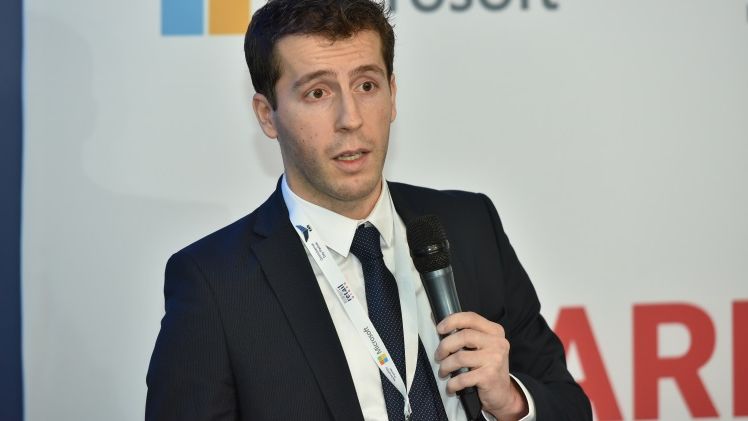Cosmin Dan, analist, Euromonitor: Romanii au facut cumparaturi online de un miliard de euro in 2016