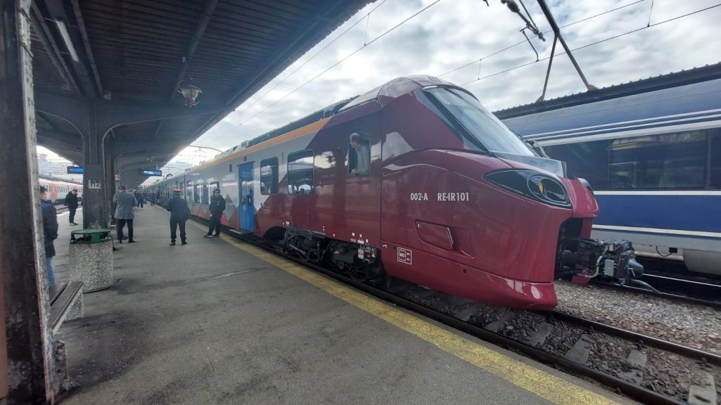 GALERIE FOTO | Primul tren electric cumpărat de România în 40 de ani, gata de prima călătorie - Imagine 13